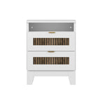 Collection de chambre à coucher 4 pièces, lit plateforme de ferme double avec décoration de bandes en bois, table de chevet et commode de rangement